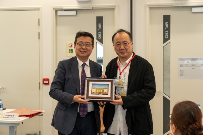 岭大协理副校长（学术及对外关系）及历史系教授刘智鹏教授（左）致送纪念品予少雪斋主人李师成博士（右）。