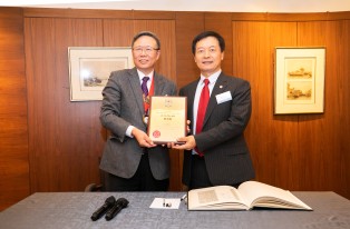 岭大校长兼韦基球数据科学讲座教授秦泗钊教授（右）。