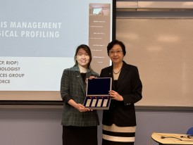 Prof Li Donghui (right), Associate Vice-President (Student Affairs) of Lingnan University, presents a souvenir to Dr Lau Wing-man, Clinical Psychologist of the Psychological Services Group of the Hong Kong Police Force