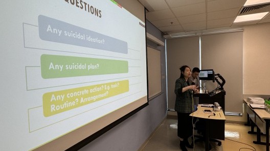 刘博士向教职员讲解如何识别学生情绪与心理问题及其表征。
