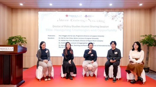 刘嘉慧教授（左一）主持「应对挑战与把握机遇」分享会。