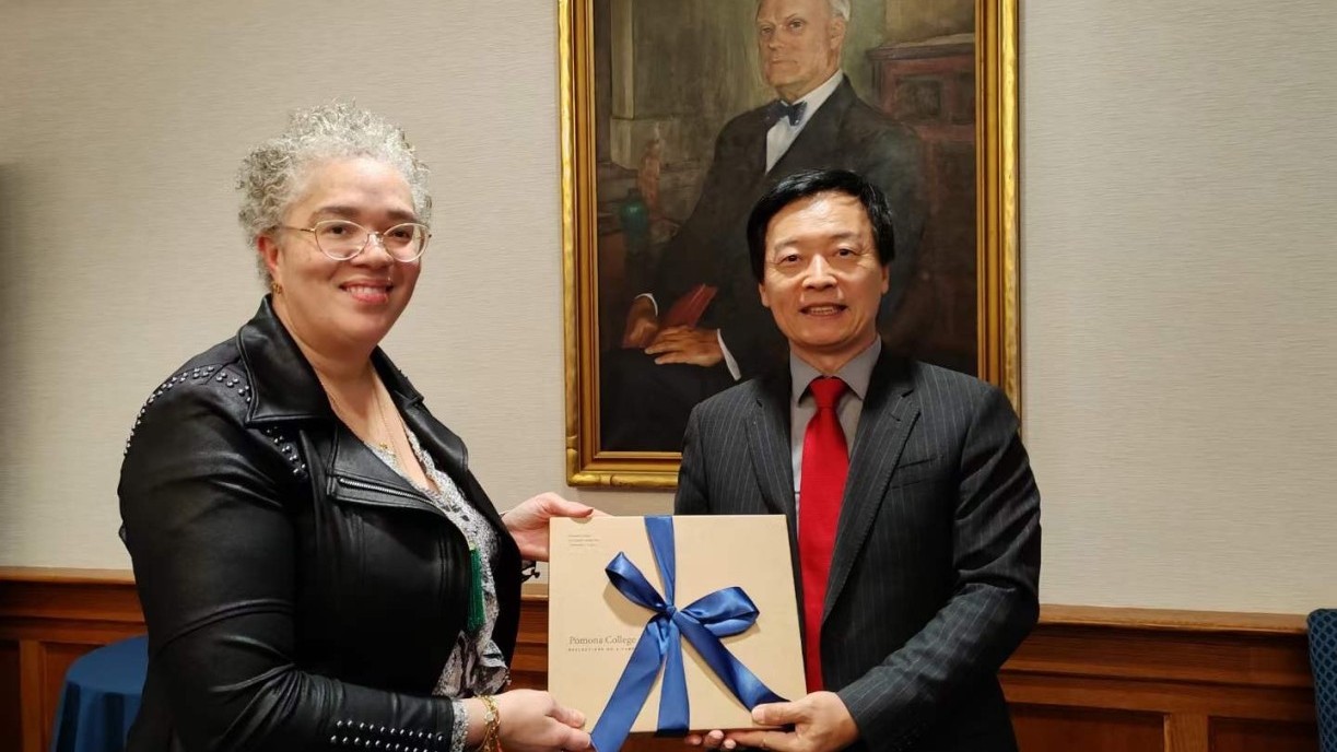 President Qin (right) visits Pomona College in the US and meets with President G. Gabrielle Starr (left).