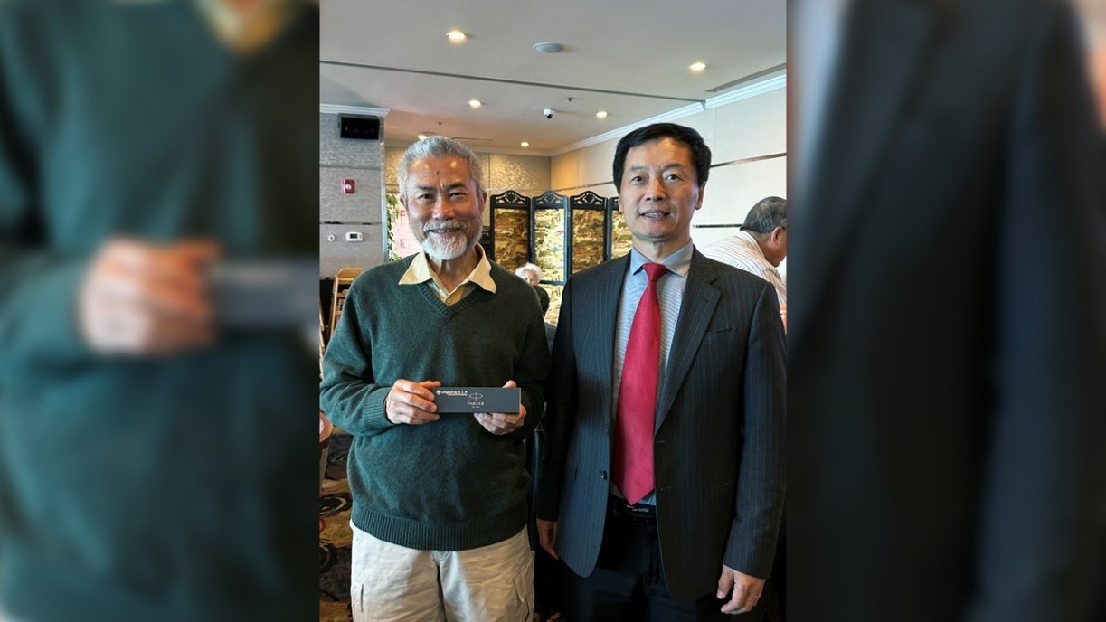 President Qin (right) presents a gift to the former Lingnan University President, Prof Leonard K Cheng (left).