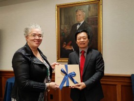 秦泗钊校长（右）访问美国著名博雅大学波莫纳学院，并与校长G. Gabrielle Starr教授（左）会面。