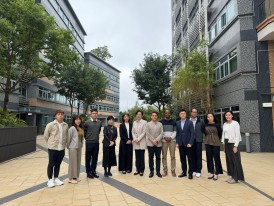 嶺大協理副校長（學生事務）李東煇教授（左六）帶領代表團訪問香港恒生大學的住宿書院。
