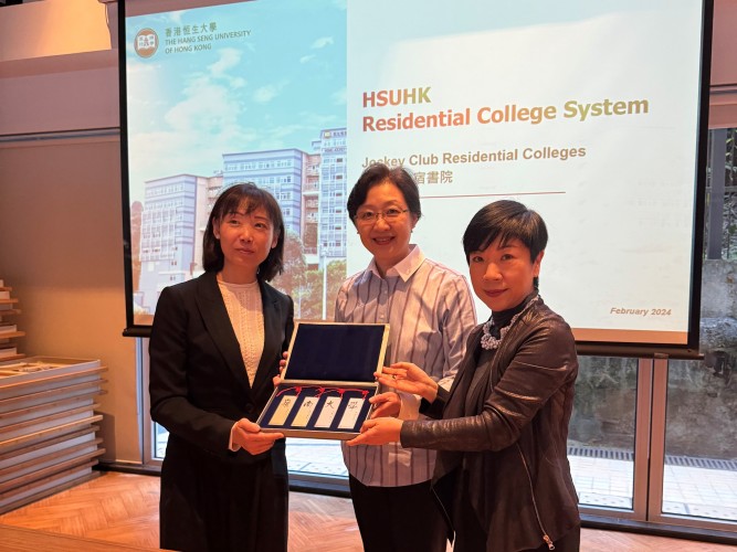 Prof Li Donghui, Associate Vice-President (Student Affairs) (middle), presented a souvenir to Ms Yeung Yu-hung Antonia, Associate Vice-President (Development and Campus Services) (right) and Dr Cheung Pui-sze, Director of Student Affairs (left), of The Hang Seng University of Hong Kong.