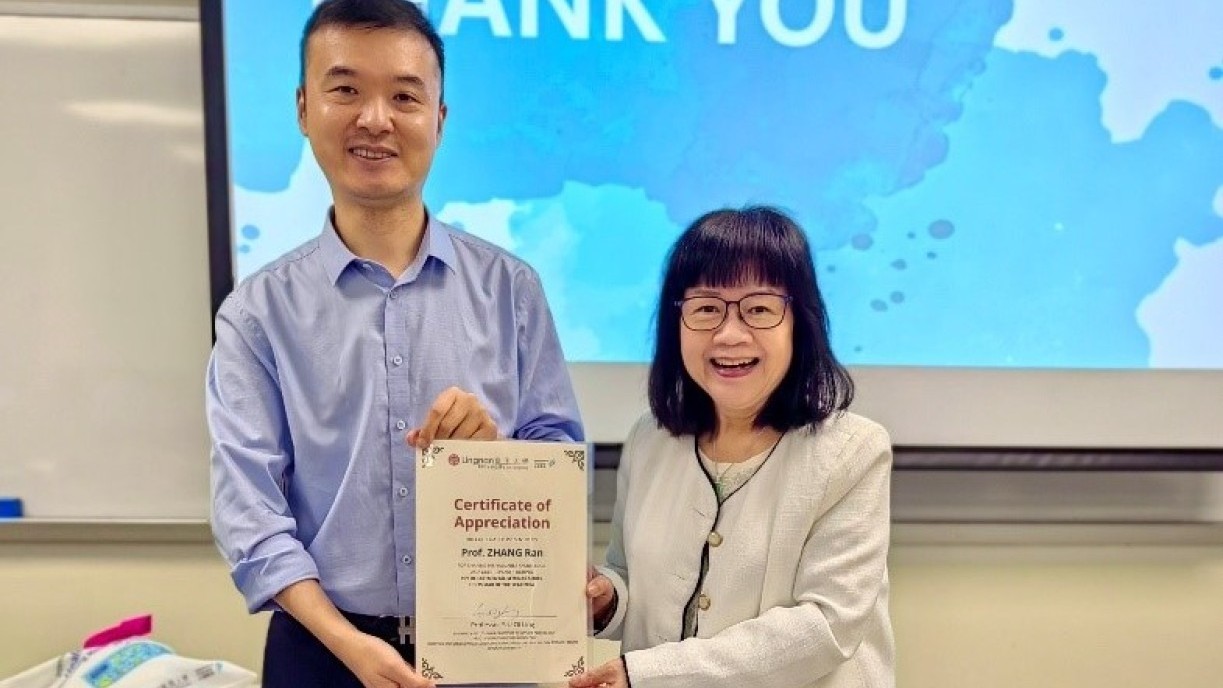 岭大心理学系系主任萧爱铃教授（右）向华东师范大学张冉教授（左）颁授感谢函。