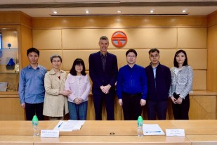 北京师范大学珠海校区代表团与岭大代表合照。