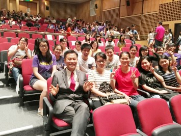 President Leonard K Cheng took a picture with the new students.