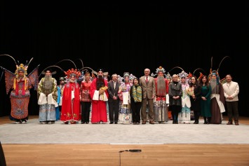 Northern Kunqu Opera Theatre and management of Lingnan University at the curtain call. 