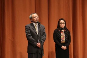 陈清侨教授（左）及杨凤一女士向观众致辞。
