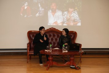 Dr Hui discussing with Prof Mary Wong. 
