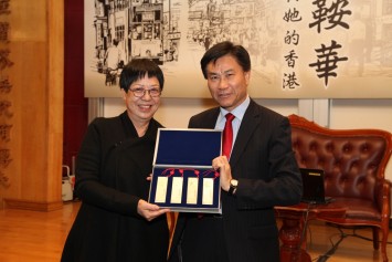 郑国汉校长致送纪念品予许博士。