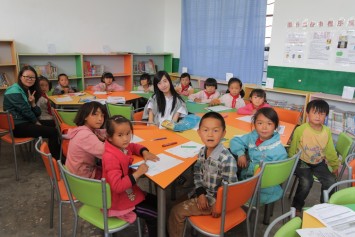 Lingnan students and Deloitte staff teach the village children English.