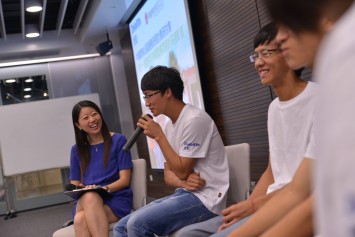 Lingnan students share their experience and project results at the seminar.