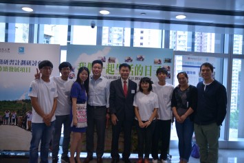 (3rd from left) Dr Carol Ma, Associate Director of Service-Learning of Lingnan University, Mr Karon Wan, President Leonard K Cheng and project participants take a group photo at the ceremony.