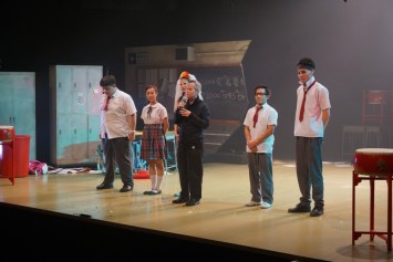 Mr Tang Shu-wing speaking to the audience after the curtain call.
