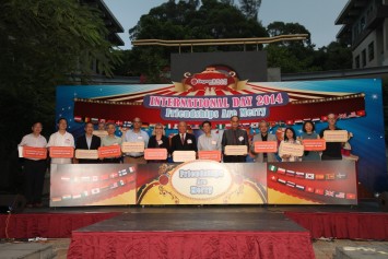 Prof Shalendra Sharma (fifth from right), Prof Mette Hjort (sixth from left), Dr Frank Law (middle), Mr Simon Ip (sixth from right), Prof Stephen Chan (fourth from right), Prof Grace Lau (third from right) and other senior management members of the university officiate the kick-off ceremony.