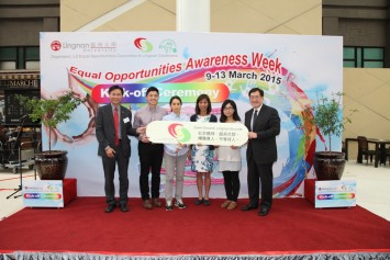 Dr York Chow Yat-ngok, Chairperson of the Equal Opportunities Commission (right), Prof Leonard K Cheng, President of Lingnan University (left), and Prof Lisa Leung Yuk-ming, Chairperson of the LU-EOC (3rd right), presented prizes to winners of the LU-EOC Slogan and Logo Design Competition.