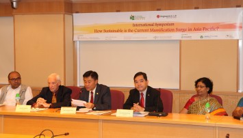 President Leonard K Cheng (middle) delivered an opening speech at the symposium. 