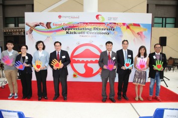 Dr York Chow Yat-ngok (4th from left), President Leonard K Cheng (4th from right) and other guests kicked off Lingnan University’s 2nd Equal Opportunities Awareness Campaign.