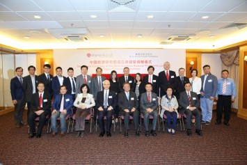 Mr Ho Sai-chu (front row, fourth right) and Mr Ho Sai-leung (front row, first right) took a group photo with Directors of the Ho Iu Kwong Charity Foundation and guests.
