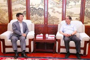 President Prof Gong Qihuang of Peking University (right) receives the delegation led by President Qin (left).